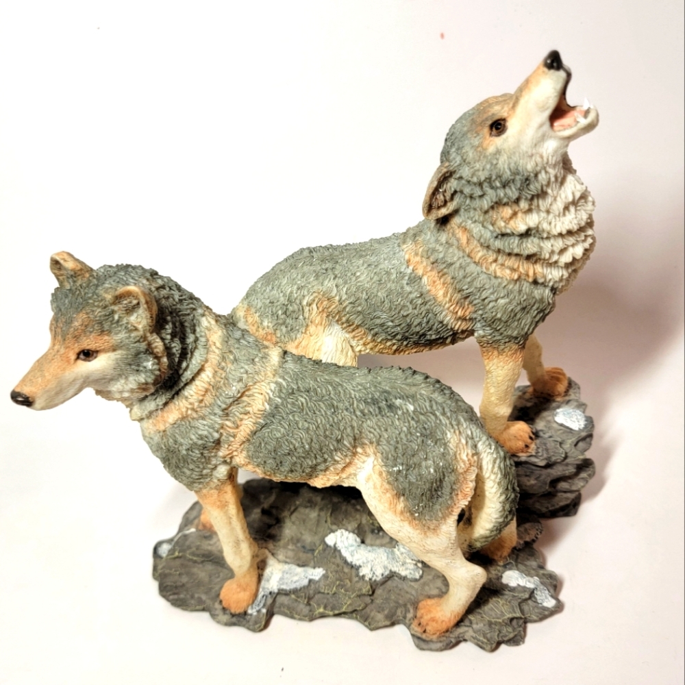 Classic Wildlife Collection Gray Wolf  Figurine